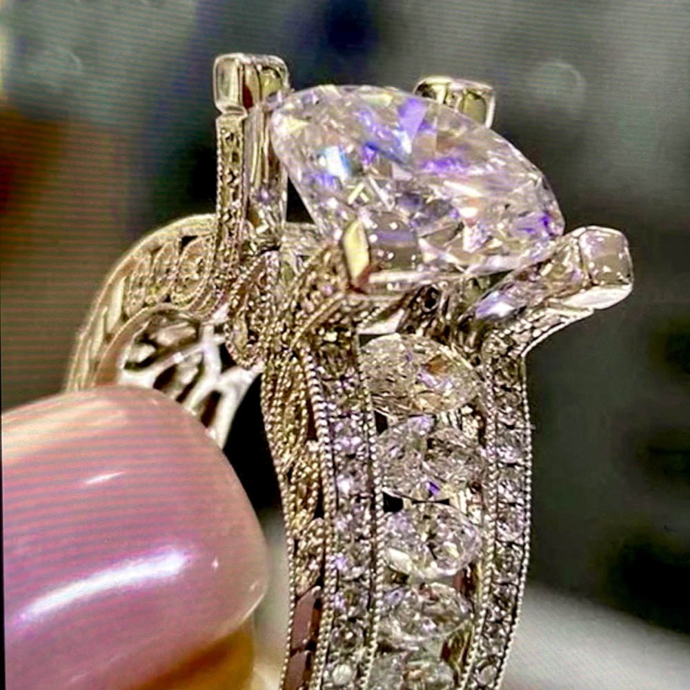 ❌PRICE DROP❌NWOT Silver CocktailRing with Crystals.